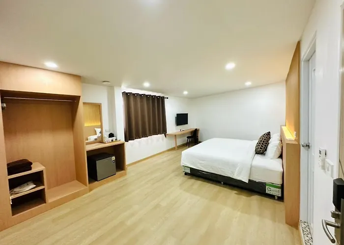 The Cozy77 - No Parking Hotel