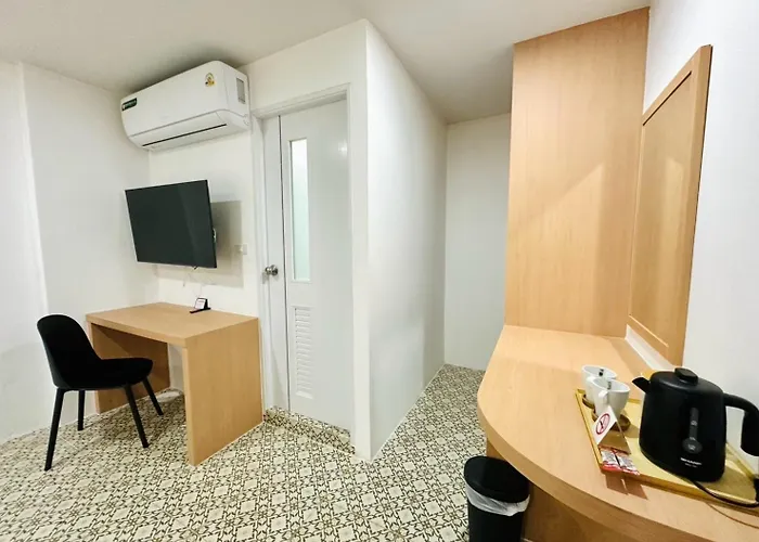 The Cozy77 - No Parking Hotel