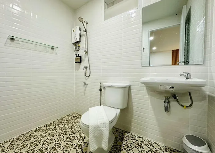 The Cozy77 - No Parking Hotel