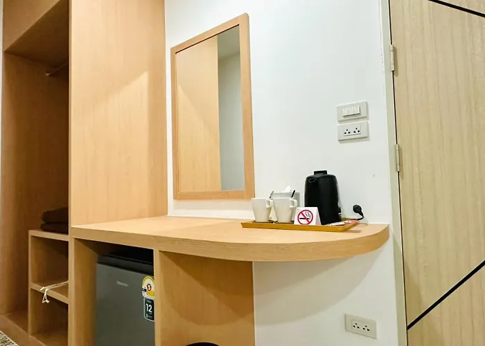 The Cozy77 - No Parking Hotel