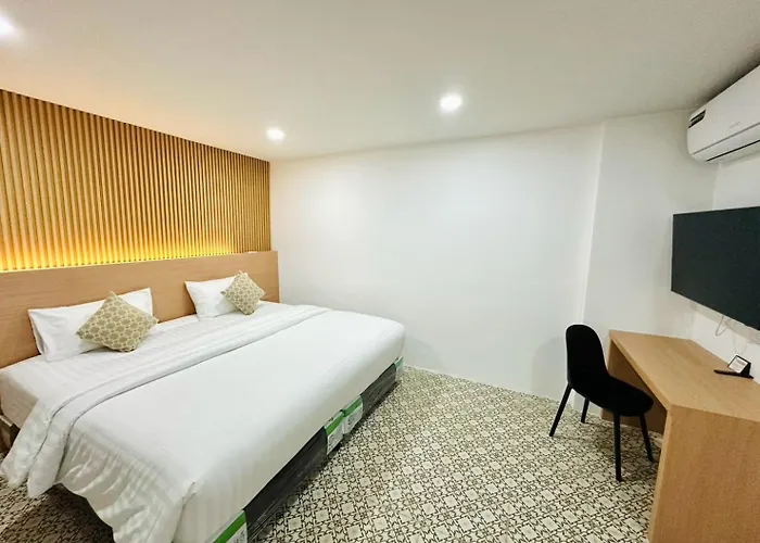 The Cozy77 - No Parking Hotel